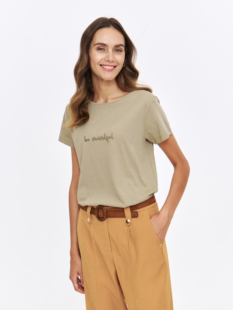 Beżowy t-shirt z delikatnym napisem Beżowy t-shirt z delikatnym napisem
