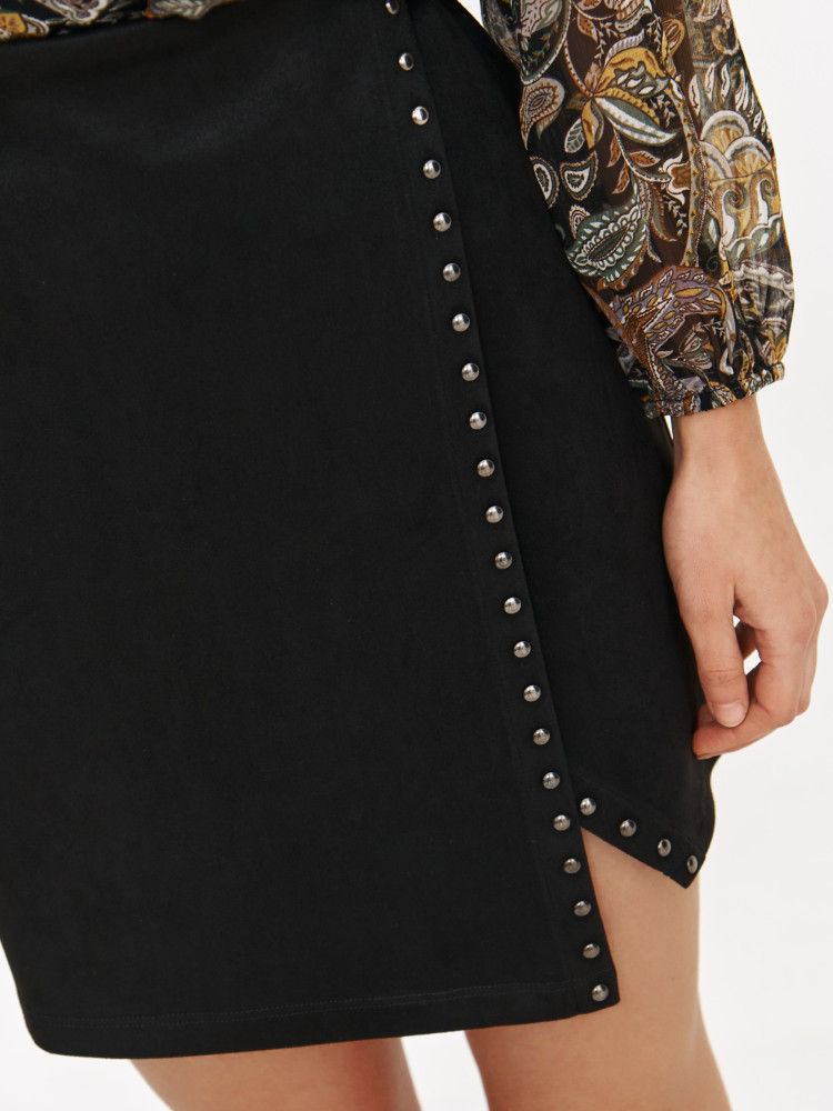 Spódnica mini z imitacji zamszu z ćwiekami 