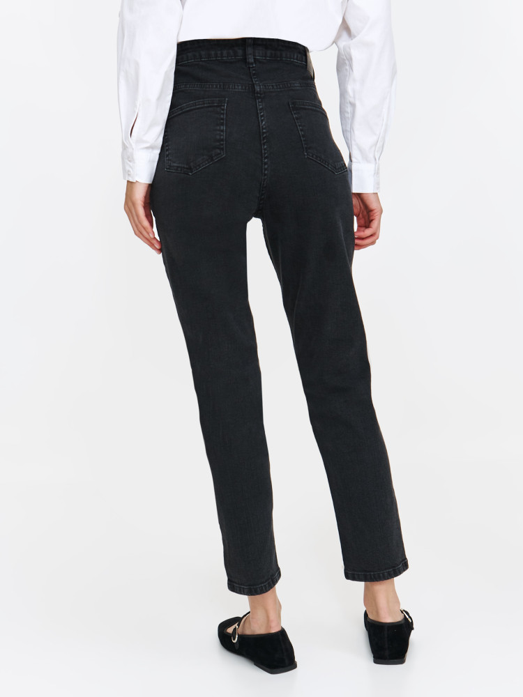 Czarne jeansy damskie z błyszczącymi dżetami przy kieszeniach Czarne jeansy damskie z błyszczącymi dżetami przy kieszeniach