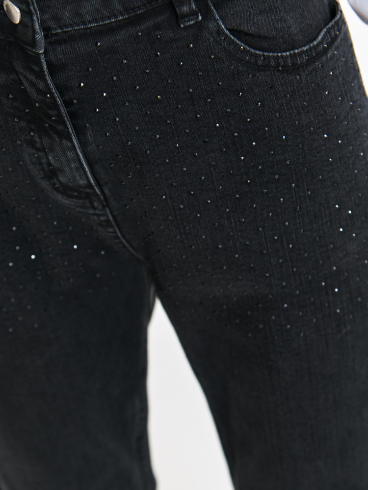 Czarne jeansy damskie z błyszczącymi dżetami przy kieszeniach Czarne jeansy damskie z błyszczącymi dżetami przy kieszeniach