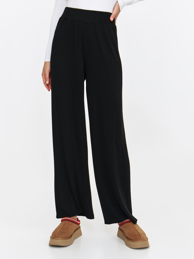 Wygodne czarne spodnie z szerokimi nogawkami