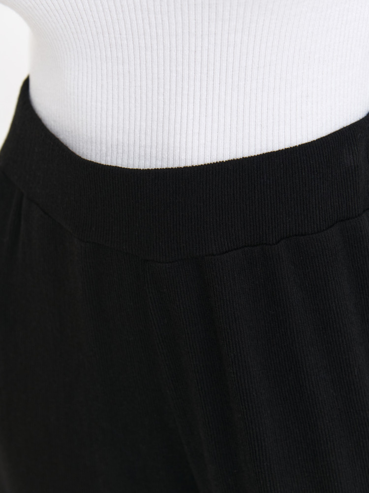 Wygodne czarne spodnie z szerokimi nogawkami