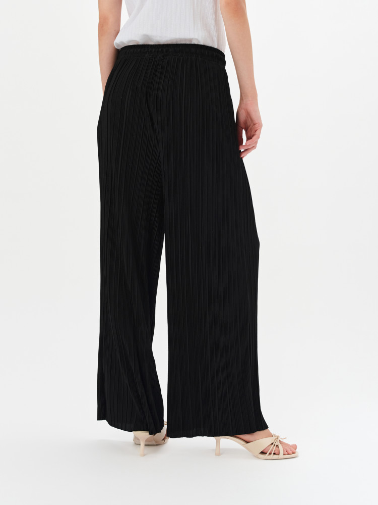 Czarne spodnie o strukturalnej fakturze