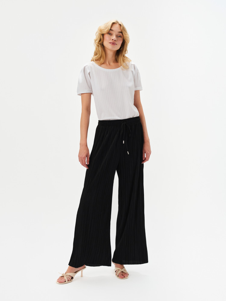 Czarne spodnie o strukturalnej fakturze