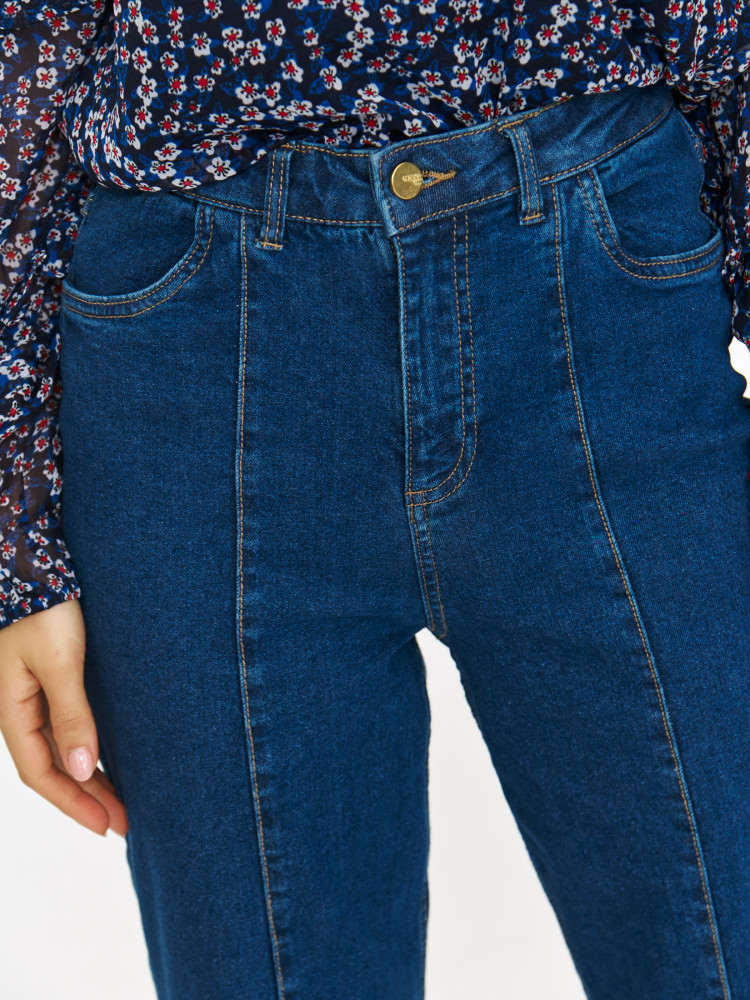 Stylowe granatowe jeansy flare z przeszyciem