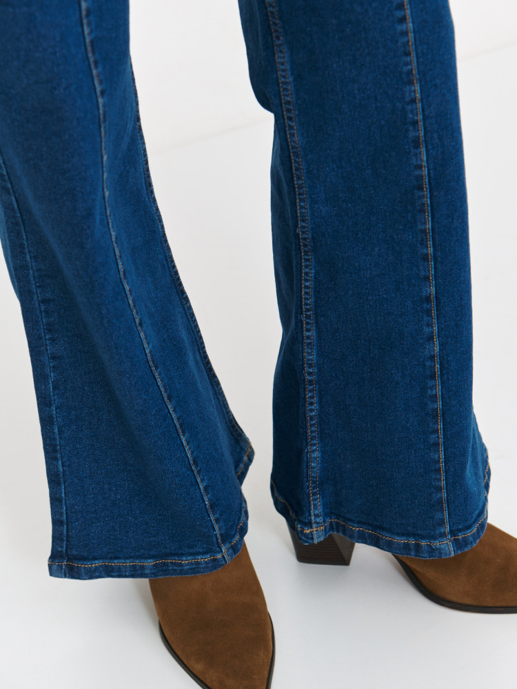 Stylowe granatowe jeansy flare z przeszyciem