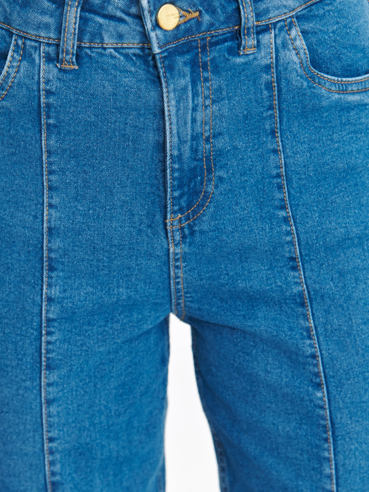 Ciemnoniebieskie jeansy flare z przeszyciem