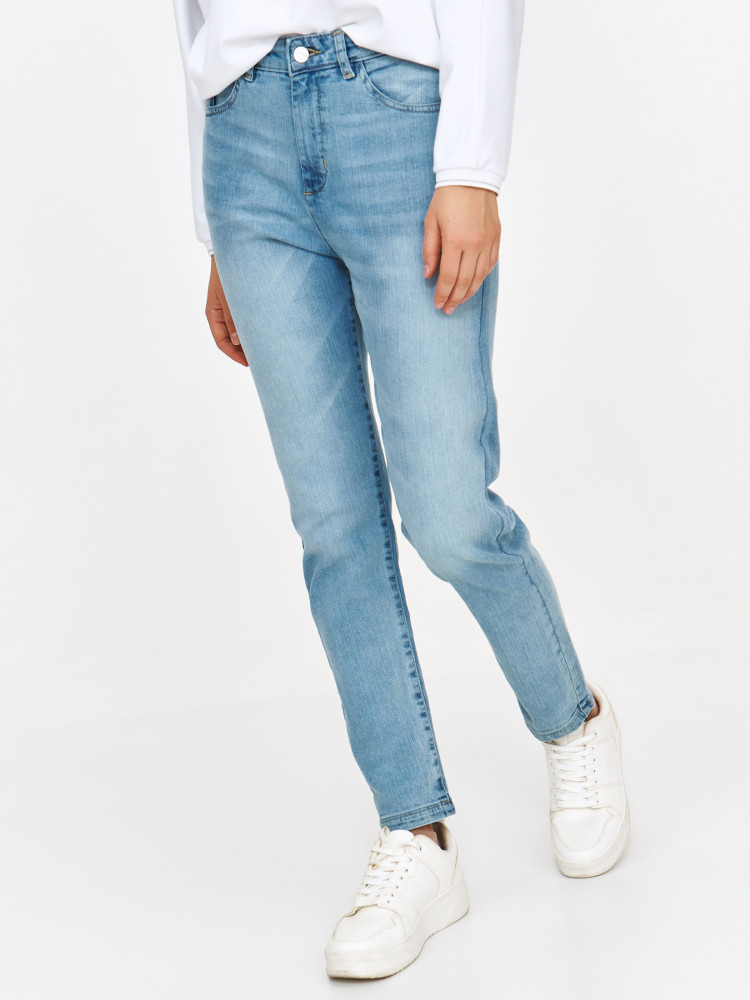 Jasnoniebieskie dopasowane jeansy