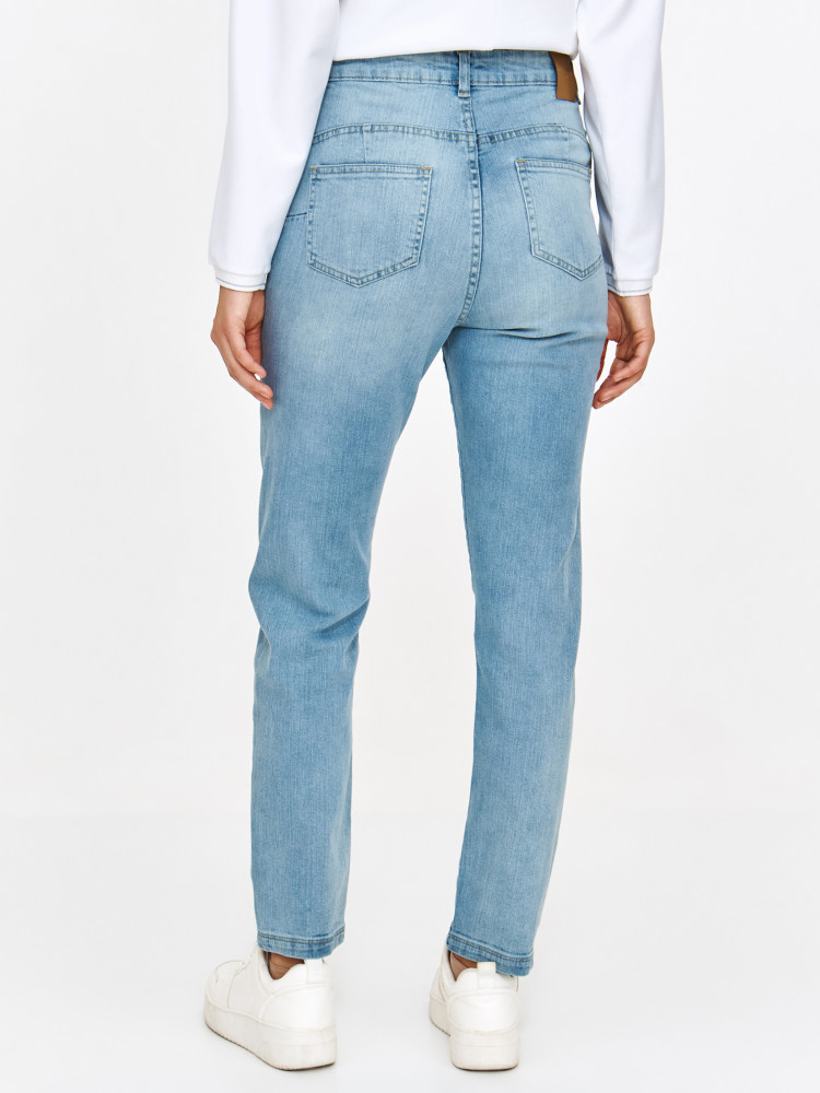 Jasnoniebieskie dopasowane jeansy