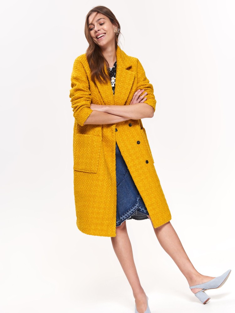 Żółty płaszcz ze strukturalnej tkaniny