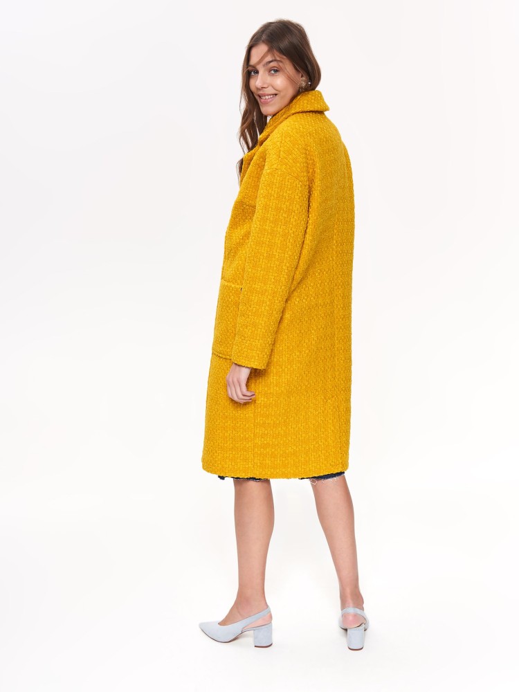 Żółty płaszcz ze strukturalnej tkaniny