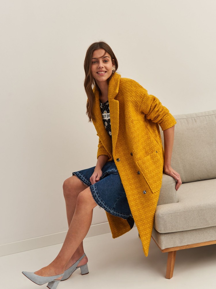 Żółty płaszcz ze strukturalnej tkaniny