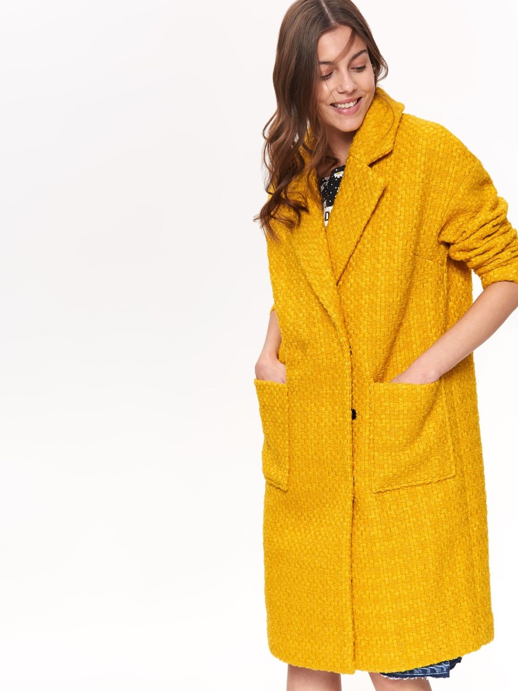 Żółty płaszcz ze strukturalnej tkaniny