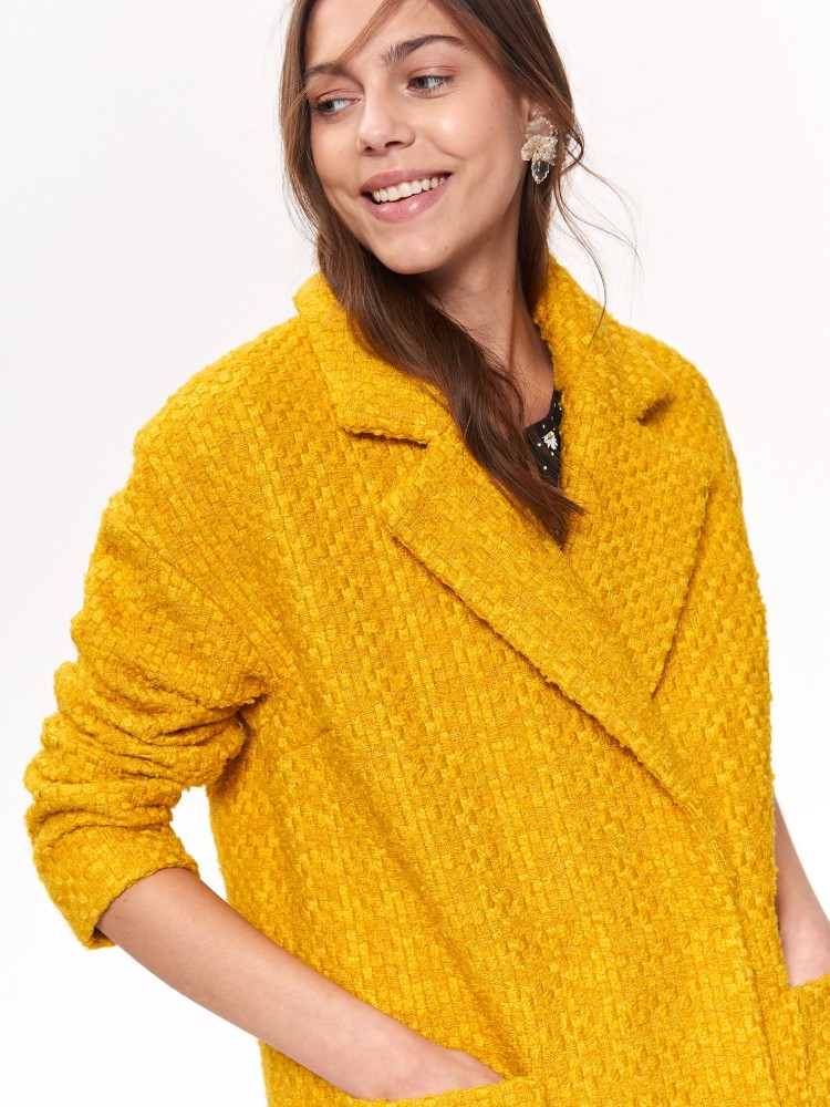 Żółty płaszcz ze strukturalnej tkaniny