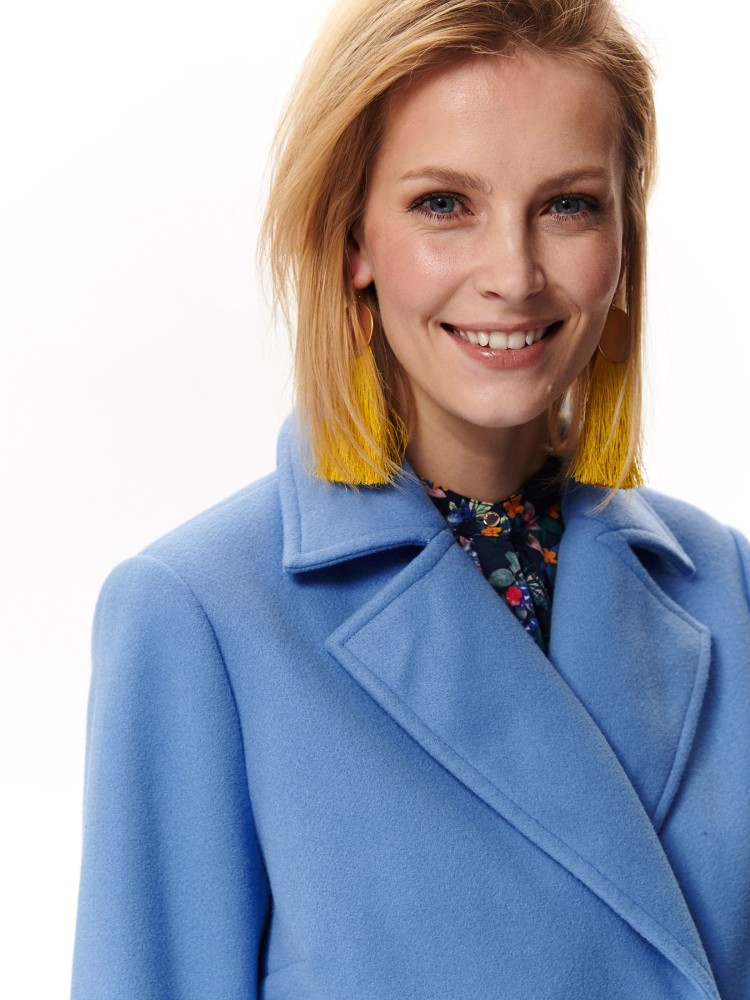 Elegancki płaszcz damski zapinany na guziki