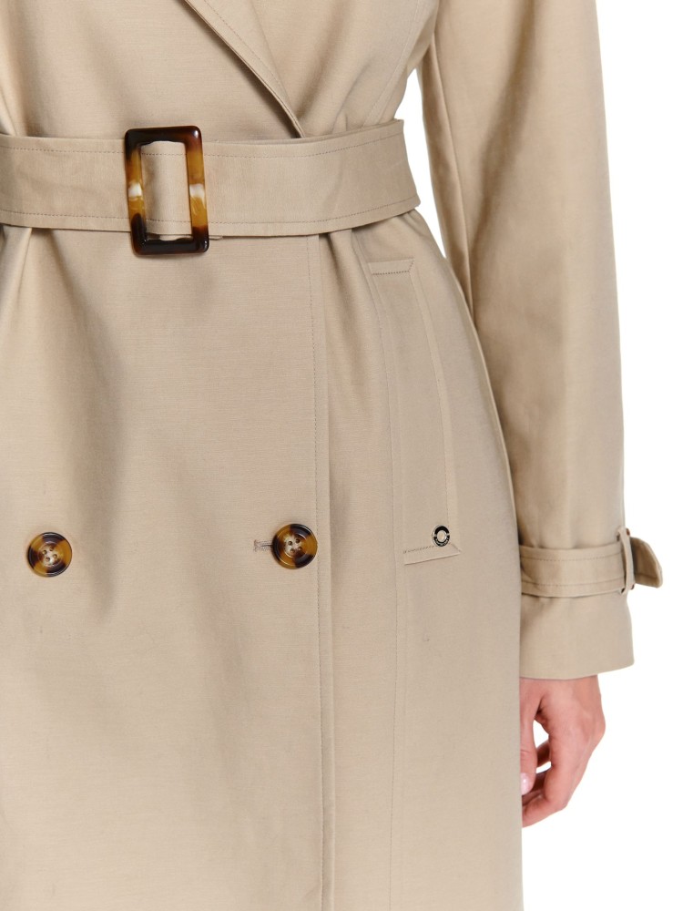 Elegancki trencz ze stylowymi dodatkami