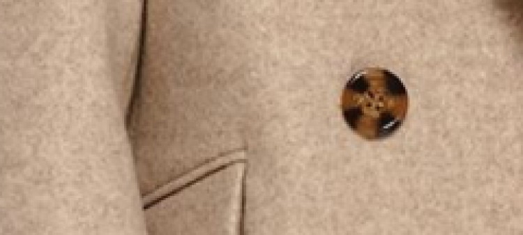 Płaszcz o kroju marynarki zapinany na dwa guziki