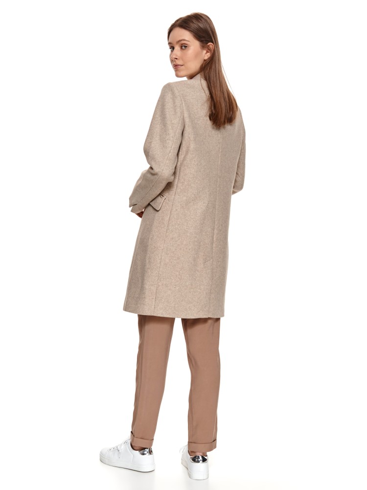 Płaszcz o kroju marynarki zapinany na dwa guziki