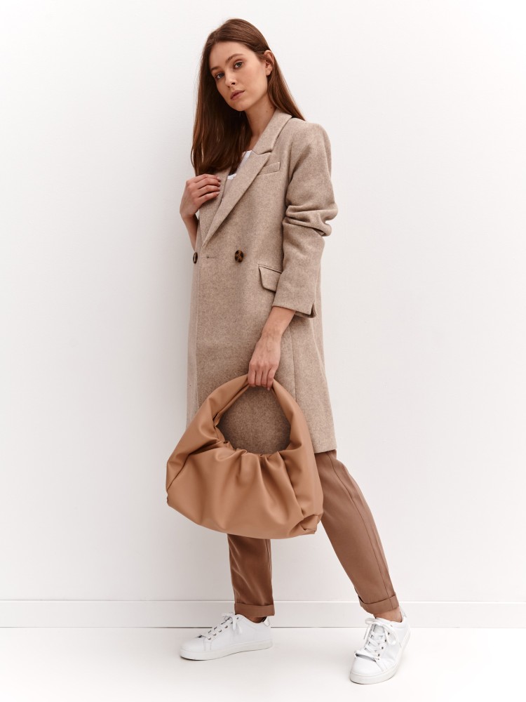 Płaszcz o kroju marynarki zapinany na dwa guziki