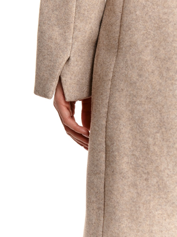 Płaszcz o kroju marynarki zapinany na dwa guziki