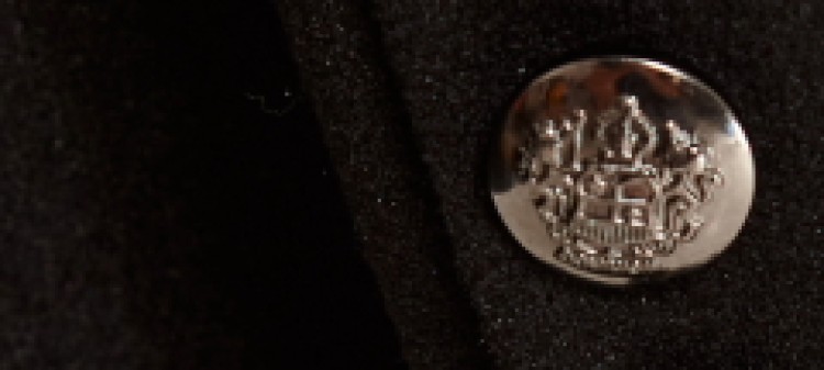 Dwurzędowy płaszcz z odpinanym futrem