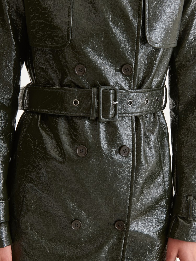 Błyszczący płaszcz z imitacji skóry