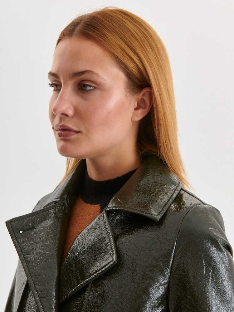 Błyszczący płaszcz z imitacji skóry