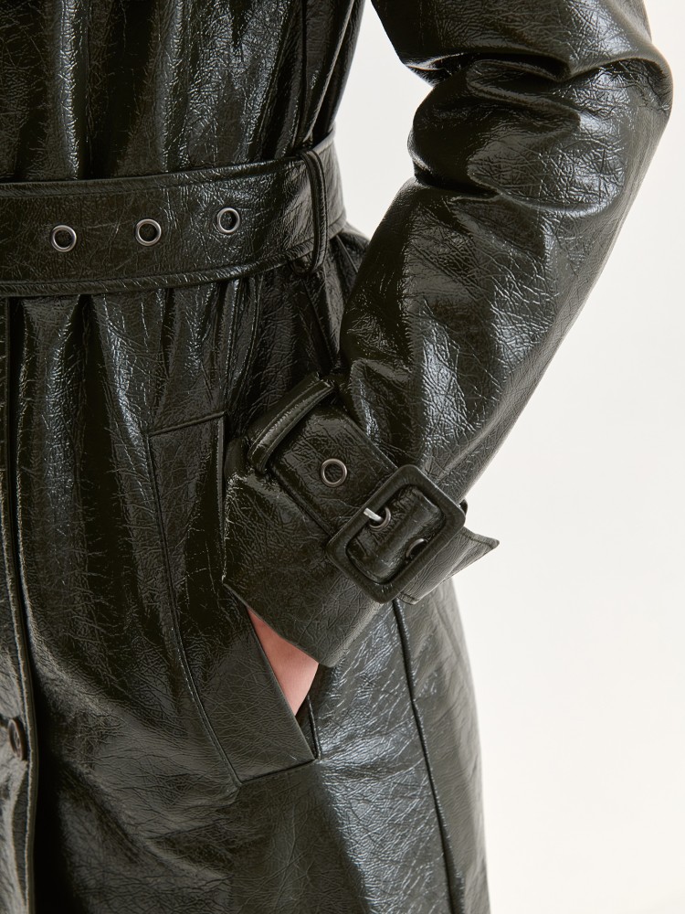 Błyszczący płaszcz z imitacji skóry