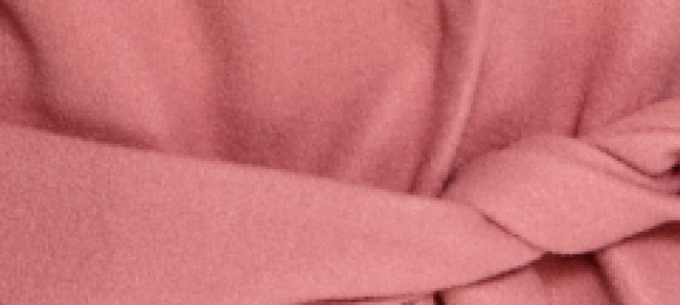 Płaszcz damski z paskiem i dużym kołnierzem