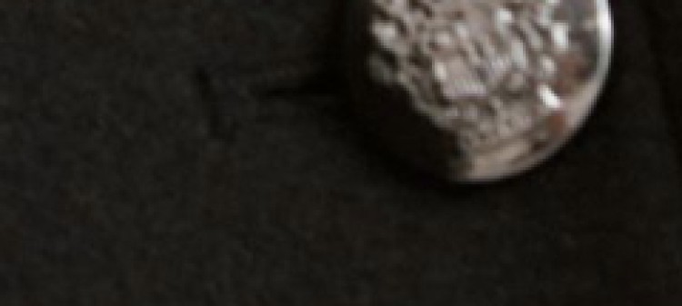 Dwurzędowy płaszcz z futrzanym kołnierzem