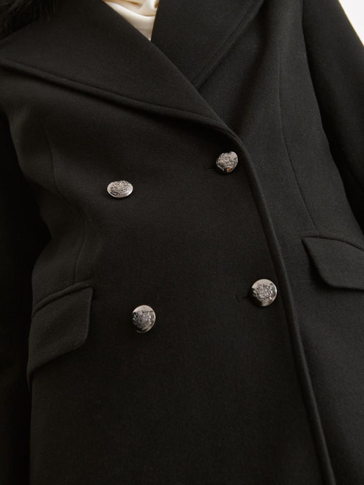 Dwurzędowy płaszcz z futrzanym kołnierzem