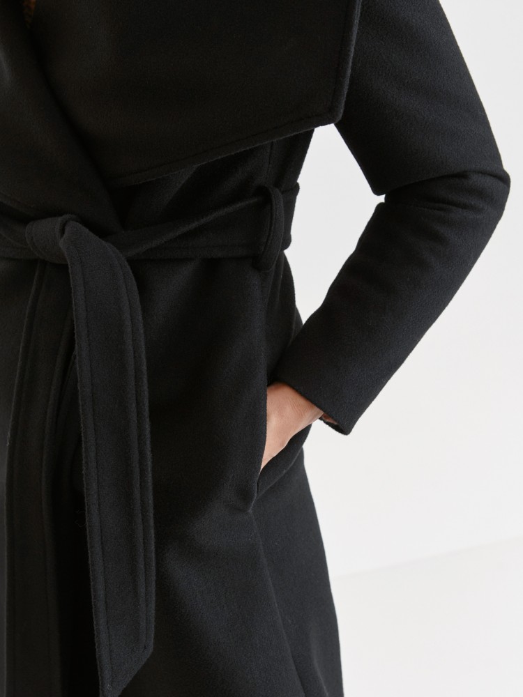 Długi płaszcz z kołnierzem