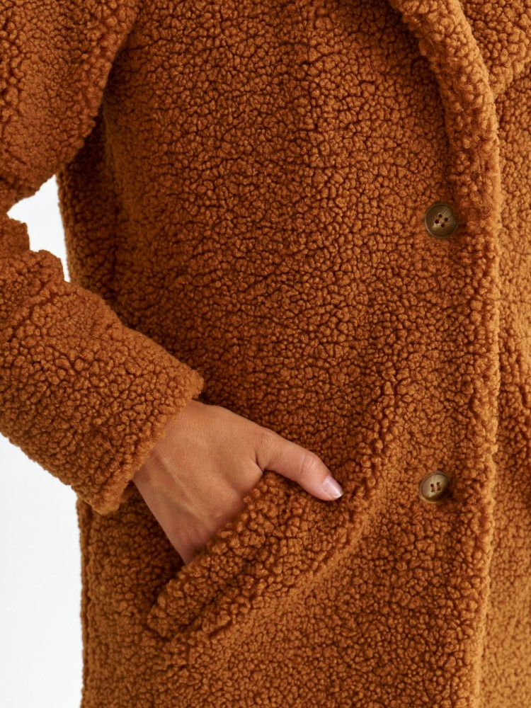 Długi płaszcz z tkaniny boucle