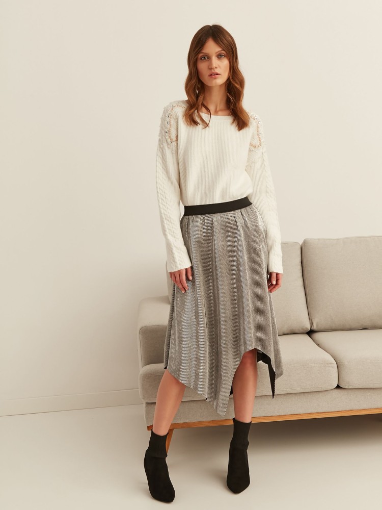 Srebrna plisowana spódnica o asymetrycznym kroju