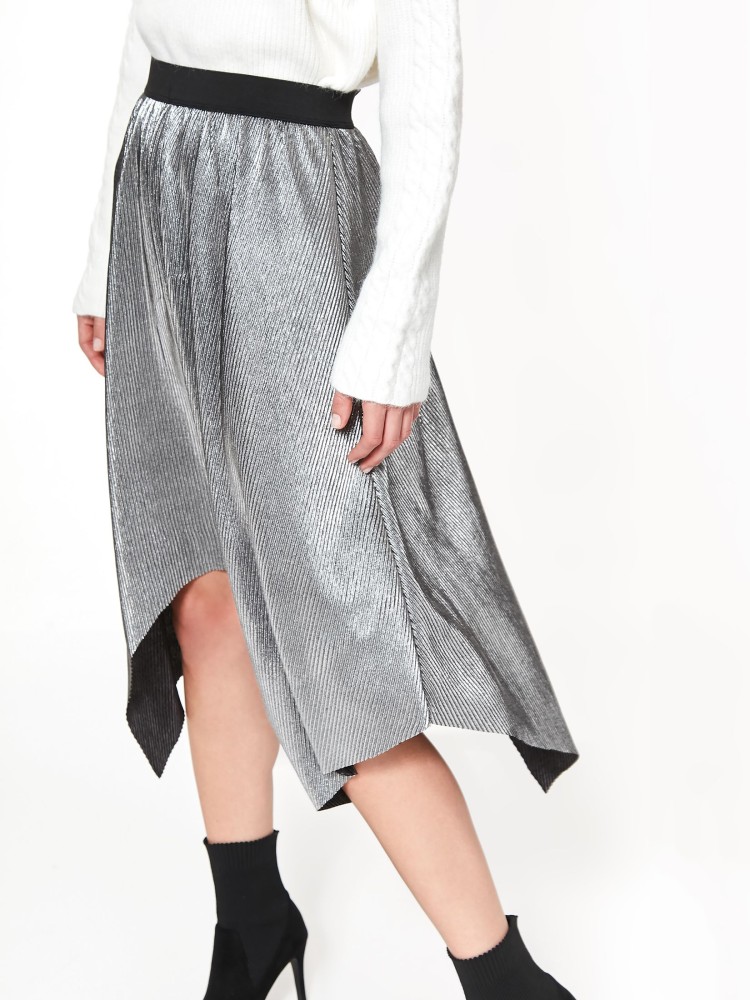 Srebrna plisowana spódnica o asymetrycznym kroju