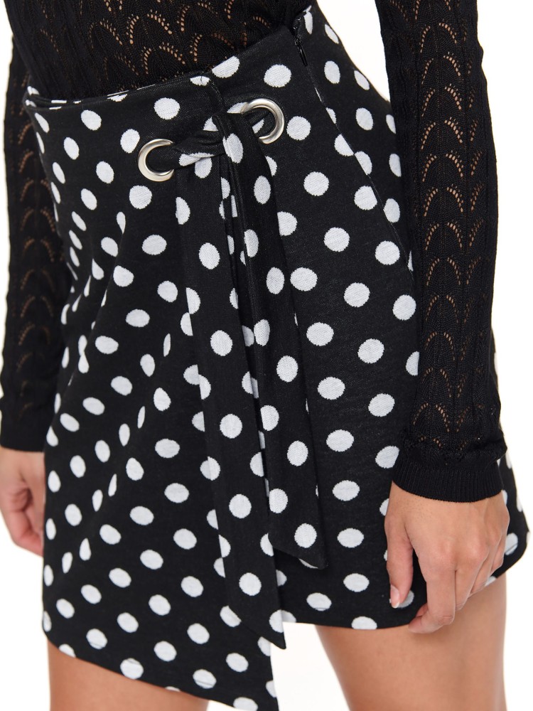 Kopertowa mini spódniczka w grochy z wiązaniem Kopertowa mini spódniczka w grochy z wiązaniem