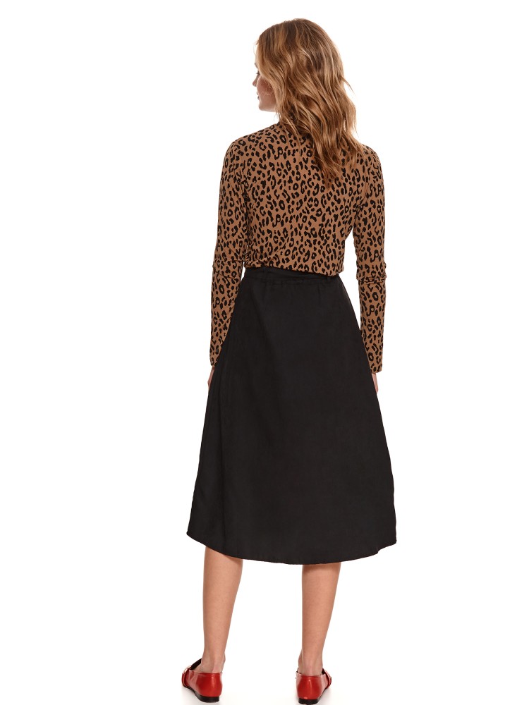 Trapezowa spódnica midi zapinana na guziki