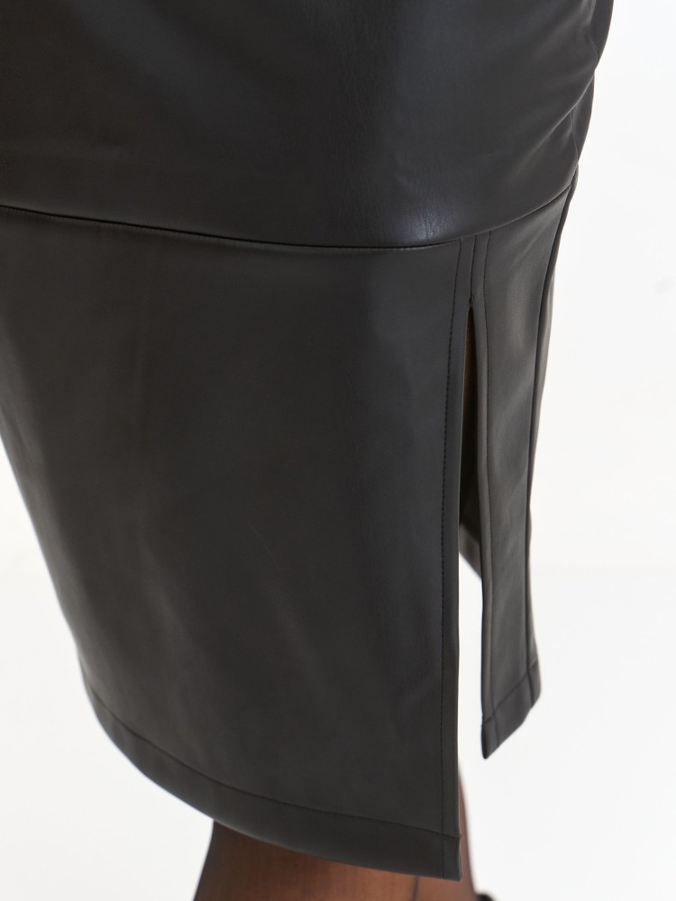 Skórzana spódnica z rozcięciem