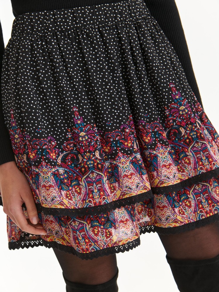Mini spódniczka w kropki z dekoracyjnym wzorem