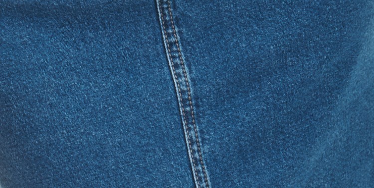 Jeansowa spódnica z efektownym rozcięciem  Jeansowa spódnica z efektownym rozcięciem