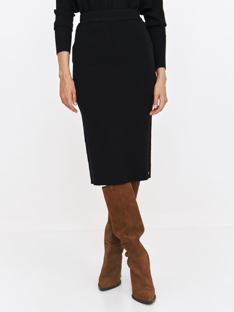 Czarna ołówkowa spódnica z elastycznej dzianiny Czarna ołówkowa spódnica z elastycznej dzianiny