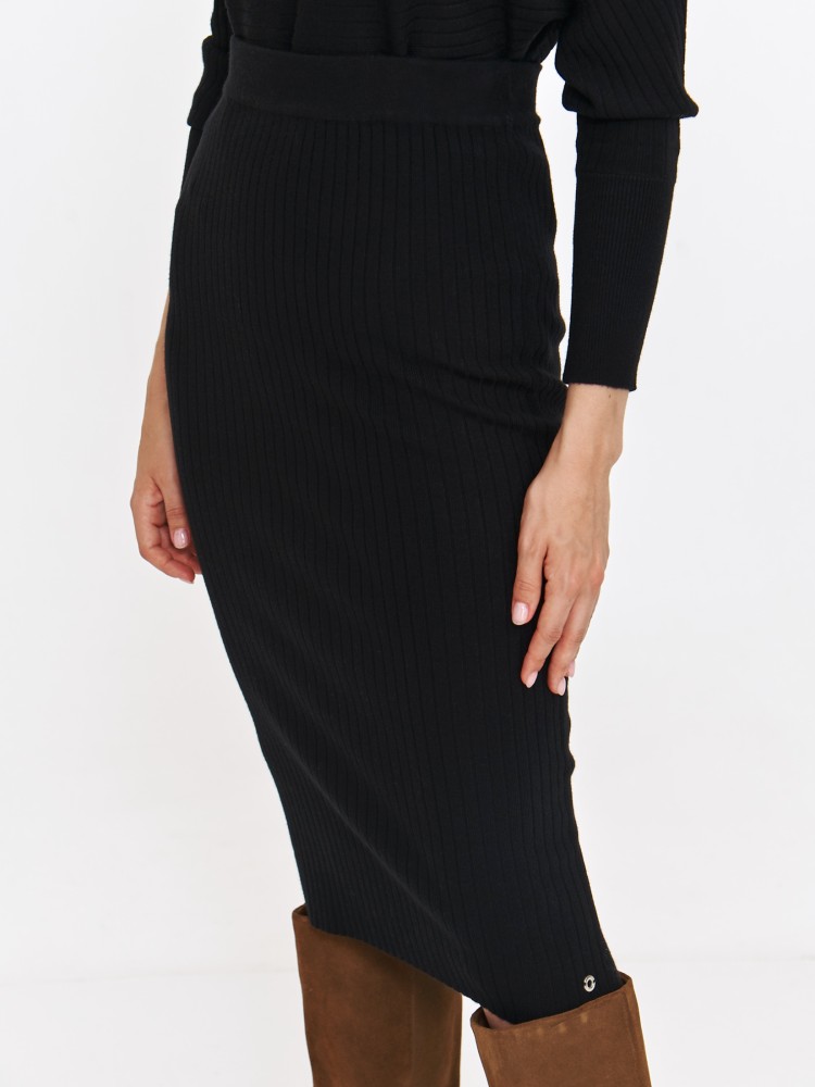 Czarna ołówkowa spódnica z elastycznej dzianiny Czarna ołówkowa spódnica z elastycznej dzianiny