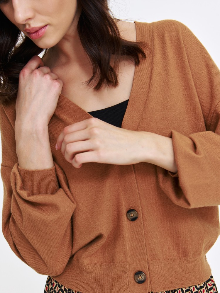 Luźny kardigan damski na guziki w kolorze camel 