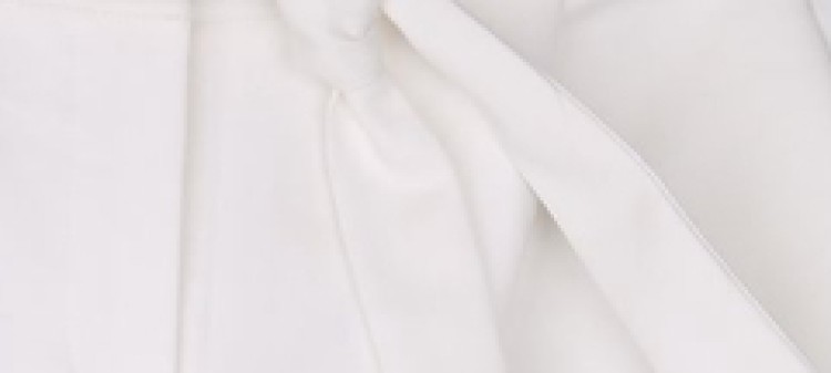 Eleganckie spodnie z kantem z wiązaniem w pasie