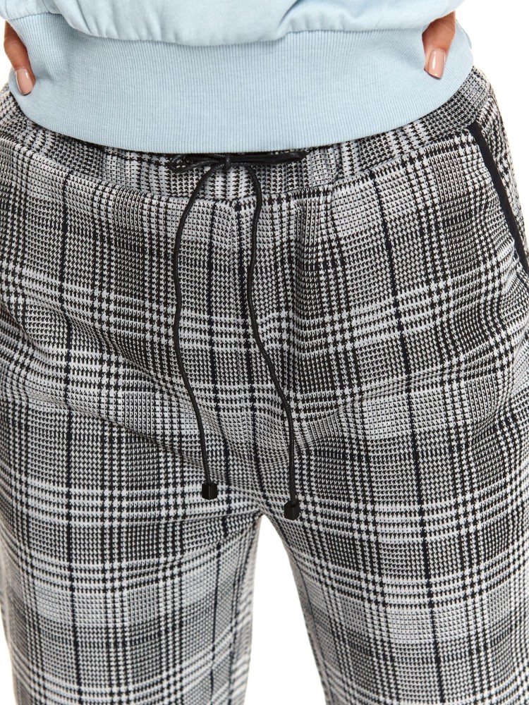 Dzianinowe joggery damskie w kratkę