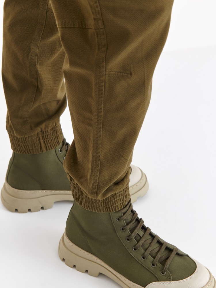 Spodnie typu jogger z kieszeniami