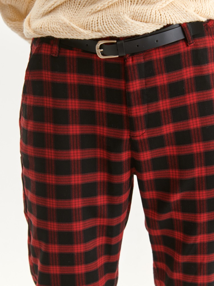 Spodnie damskie typu chino w czerwoną kratę Spodnie damskie typu chino w czerwoną kratę