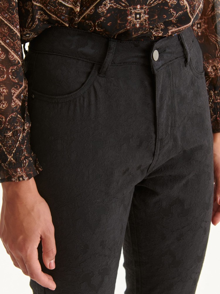 Spodnie długie damskie z elastanem i wąskimi nogawkami Spodnie długie damskie z elastanem i wąskimi nogawkami