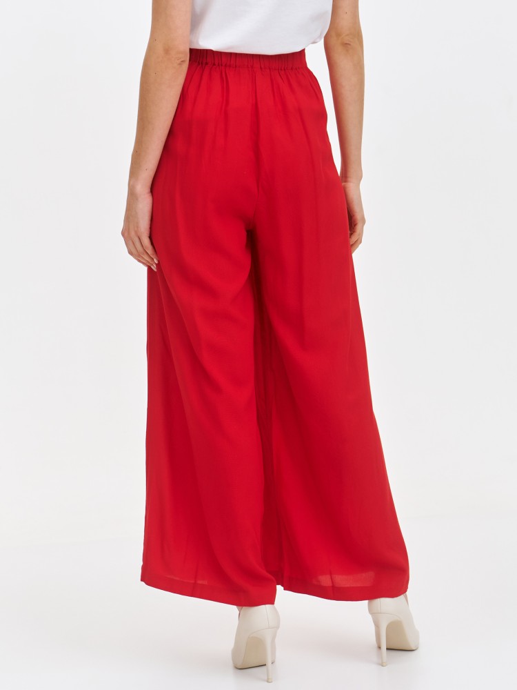 Czerwone spodnie damskie z bardzo szeroką nogawką Czerwone spodnie damskie z bardzo szeroką nogawką