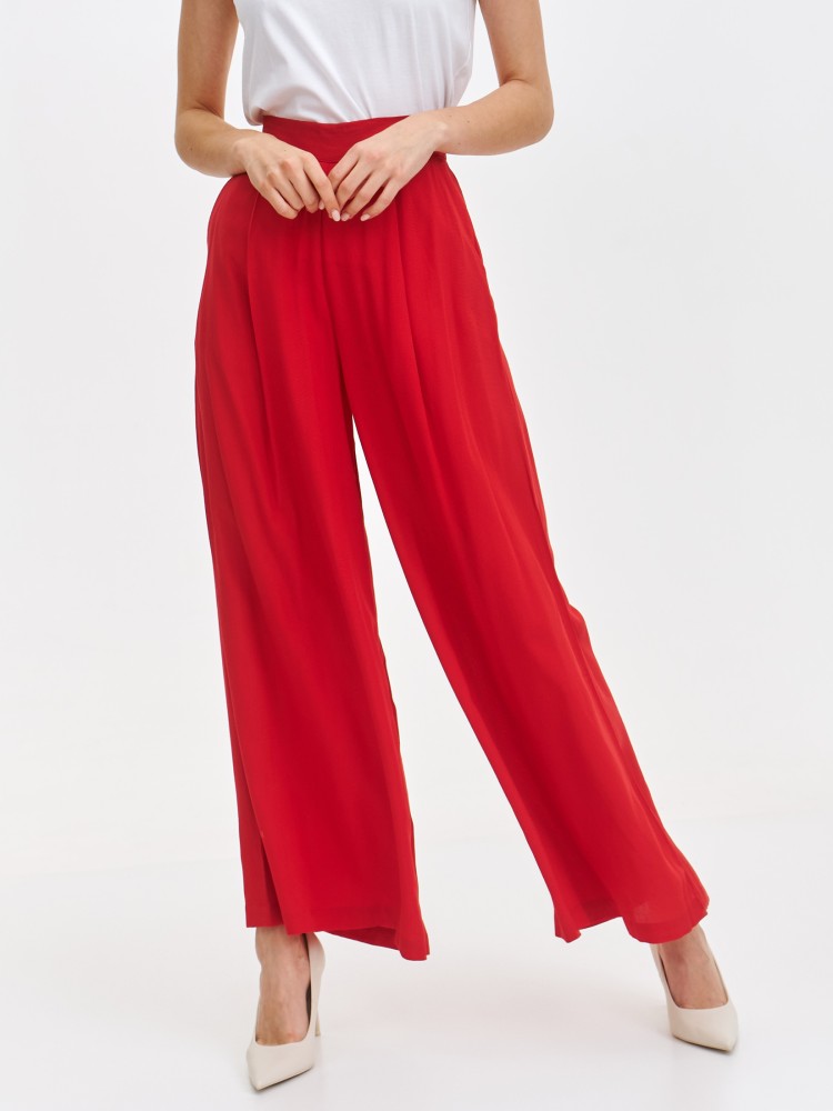 Czerwone spodnie damskie z bardzo szeroką nogawką Czerwone spodnie damskie z bardzo szeroką nogawką